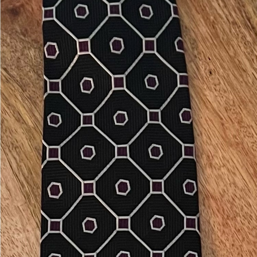 JOS A. BANK MEN’S BLACK, PURPLE & WHITE 100% SILK NECKTIE/PRE-OWNED/MONUMENTAL!!